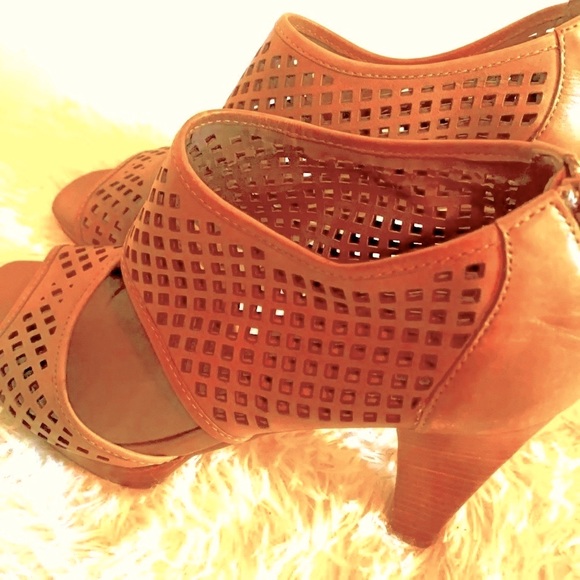 Franco Sarto like new yellow perforated open toe shoes size 8.5 - Picture 1 of 6